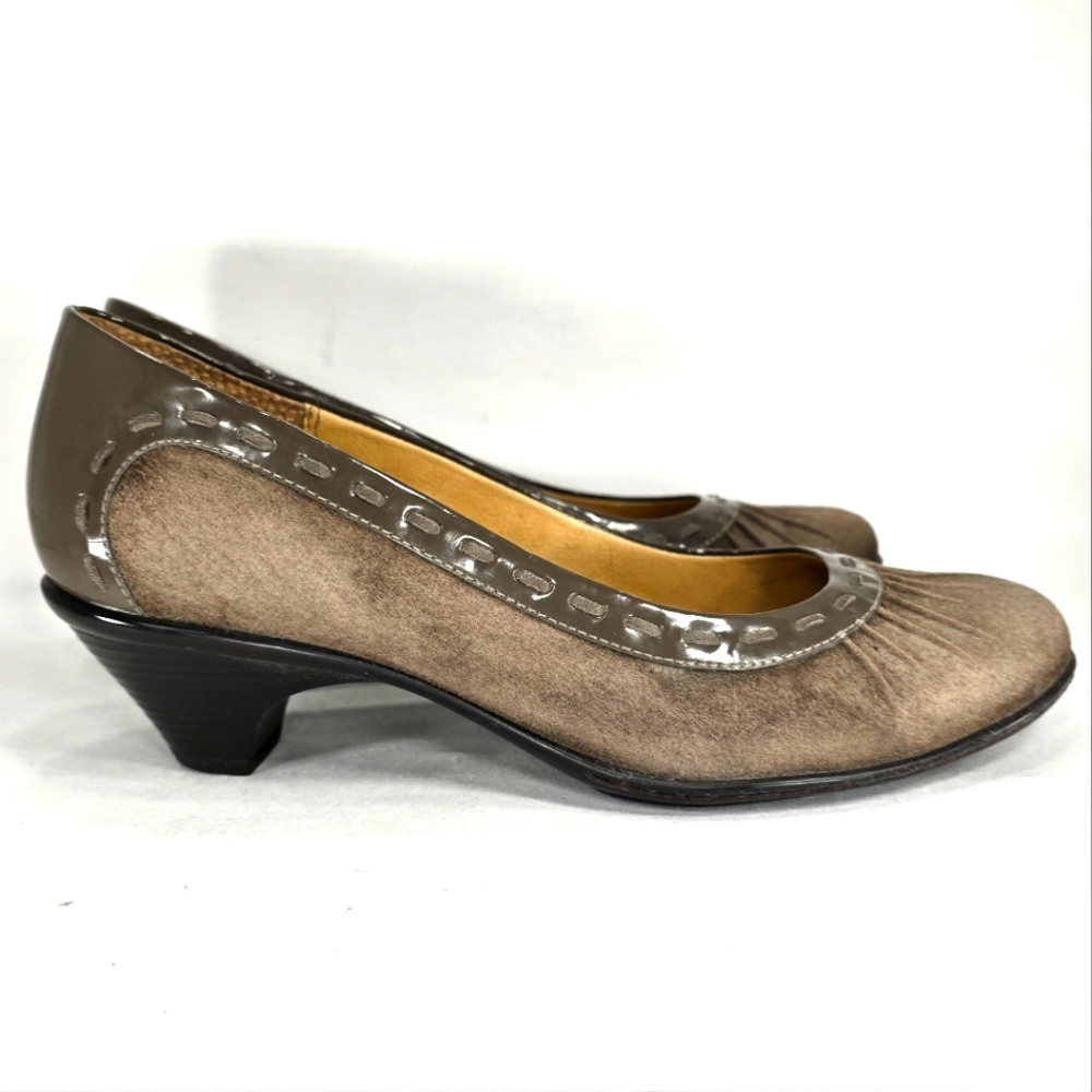 Softspots Sheridan Taupe Suede, Pleated Toe, Comfort Heel Pumps. WMS 8.5M